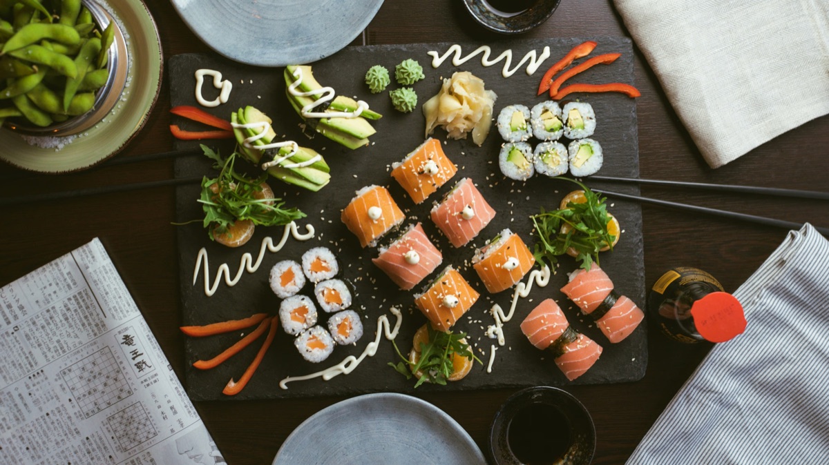 Auswahl an Sushi auf einer dunklen Servierplatte