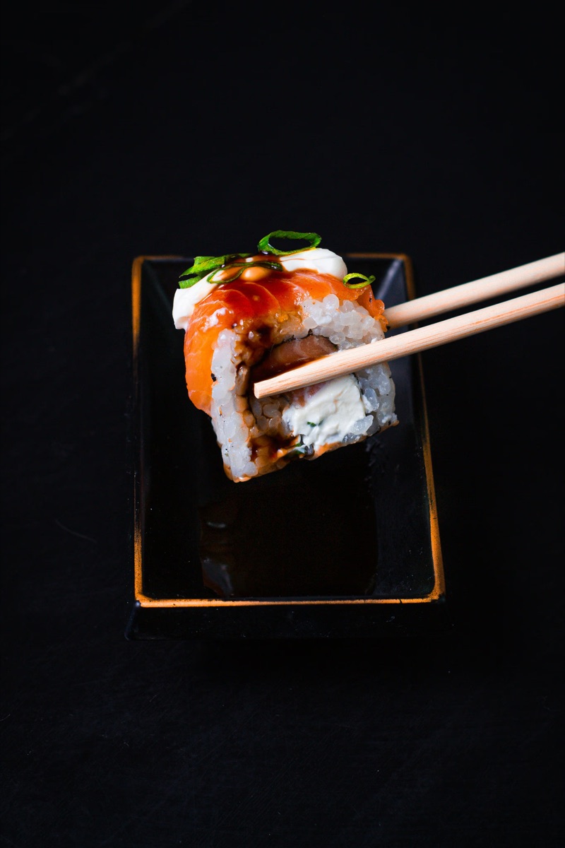 Sushirolle zwischen Essstäbchen