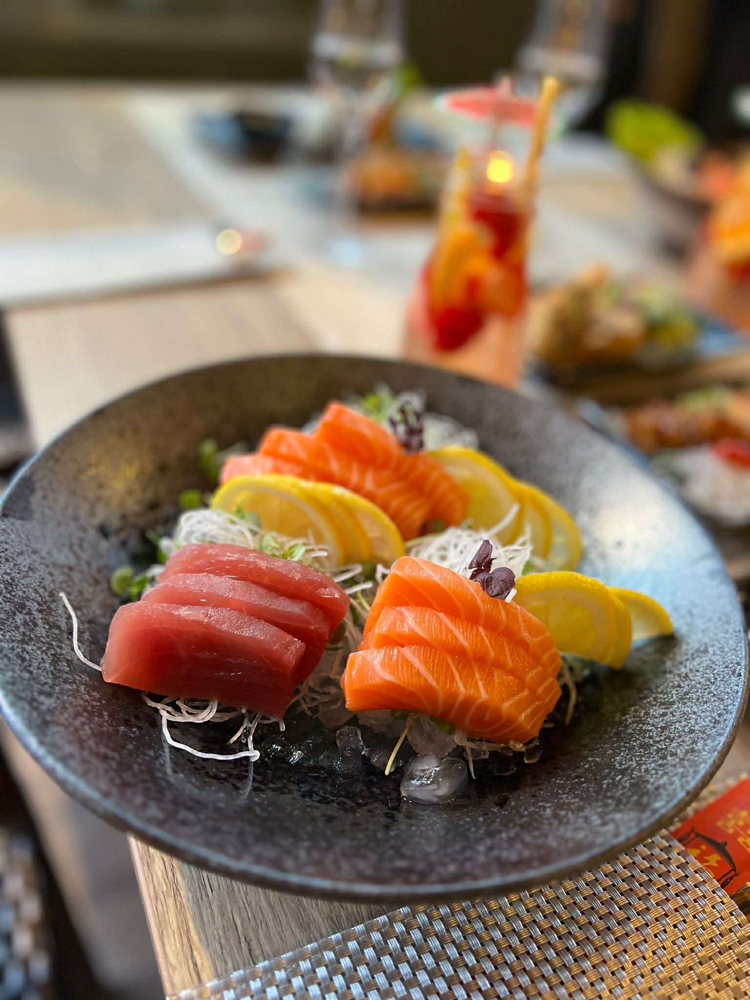 Sushirolle auf einem schwarzen Teller