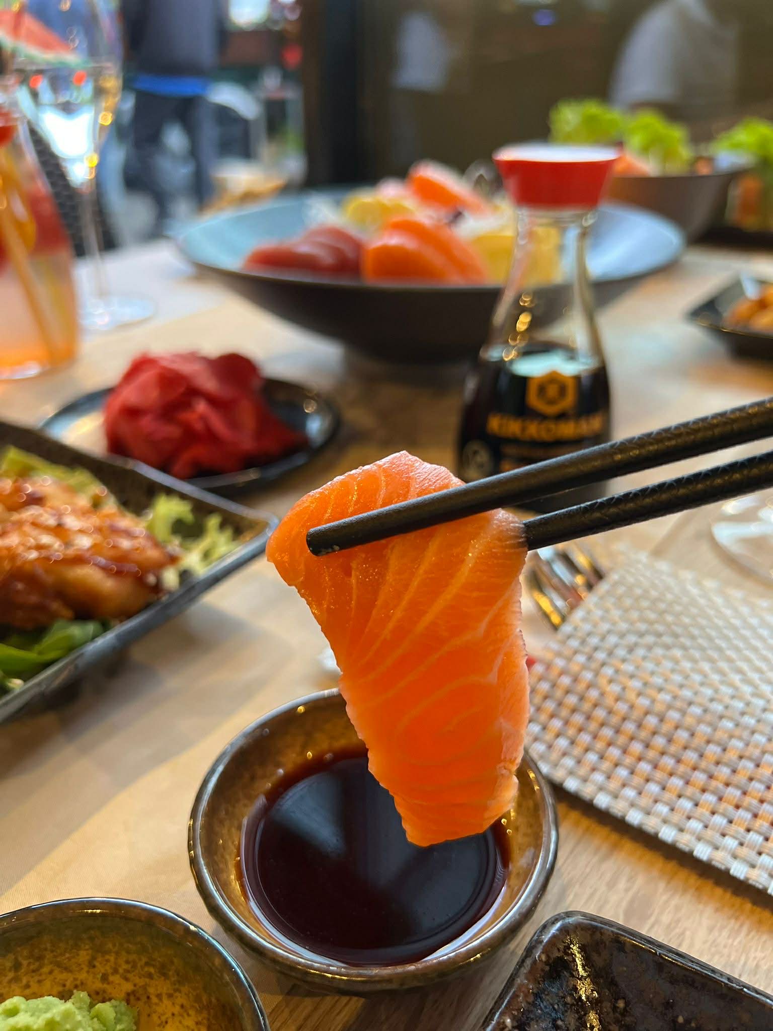 Nahaufnahme einer Sushirolle mit Essstäbchen